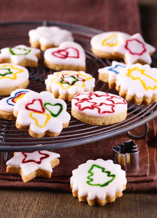 Handgemachte Kekse mit weißem Zuckerguss, verziert mit farbenfrohen Mustern in Rot, Gelb, Grün und Blau.