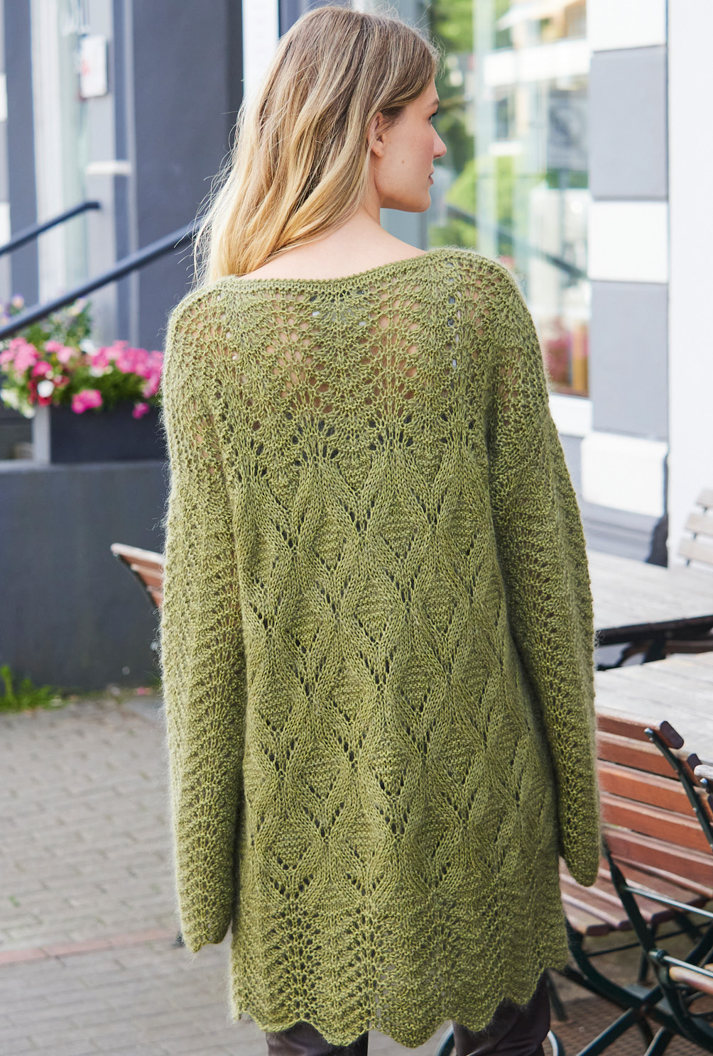 Langer Pullover mit Pfauenmuster und Ajourmusterrauten in Oliv