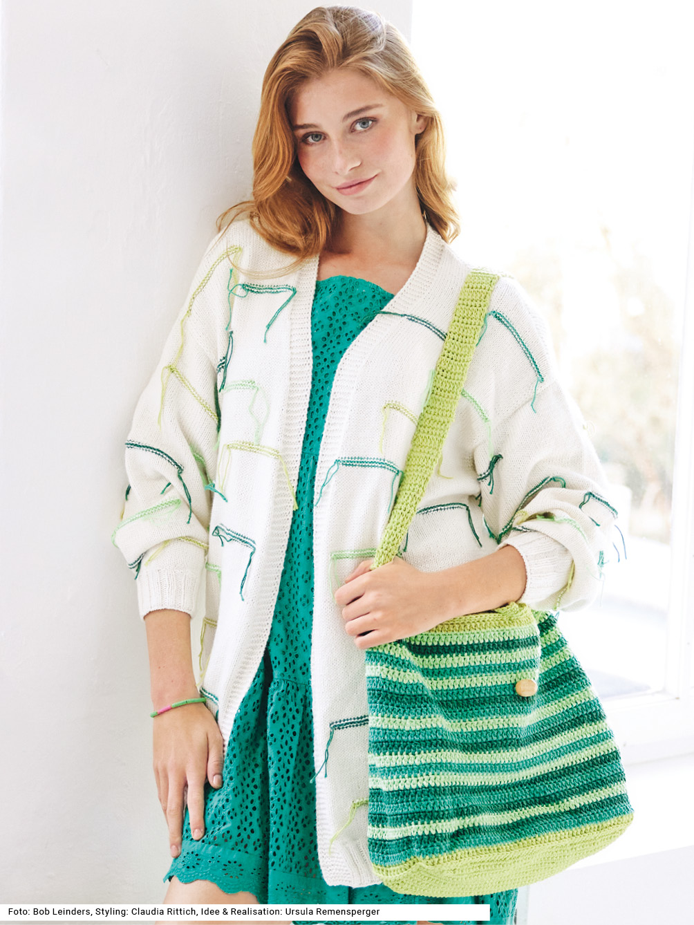 Modellansicht Bild 1: Jacke mit Farbstreifen und Tasche