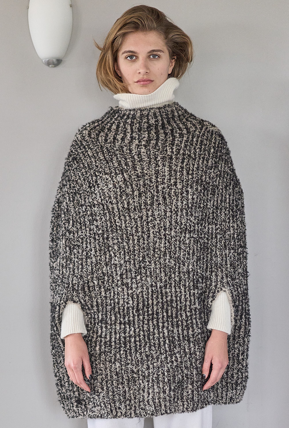 Zweifarbiger Poncho in Beige und Schwarz