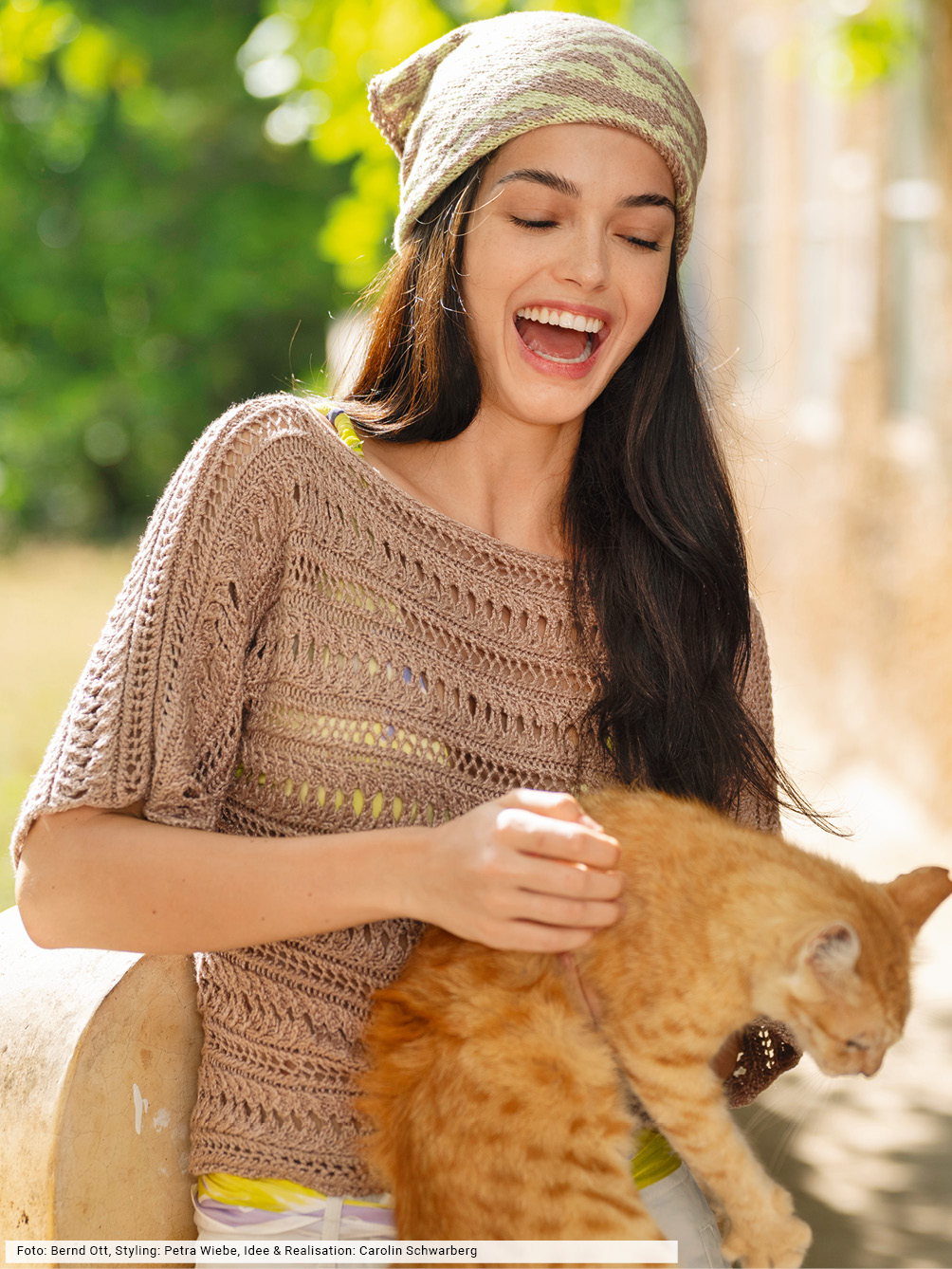 Modellansicht Bild 1: Quergestrickter Pulli mit Tuch