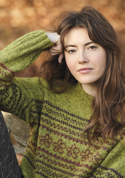 Grüner, gestrickter Pullover mit floralem Muster; modisch und handgemacht.