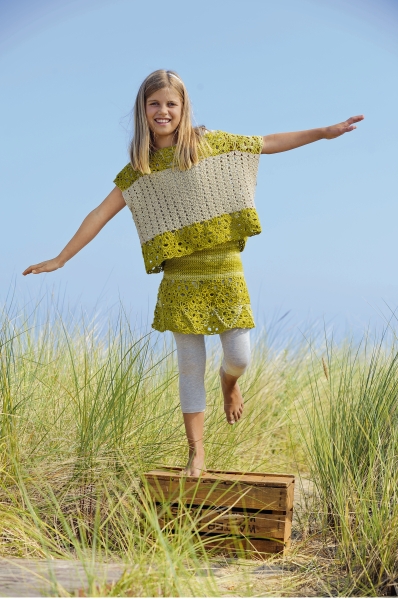 Grünes, handgemachtes Häkel-Set: Top und Rock. Modische Muster, weiche Töne, lässig kombiniert mit Leggings.