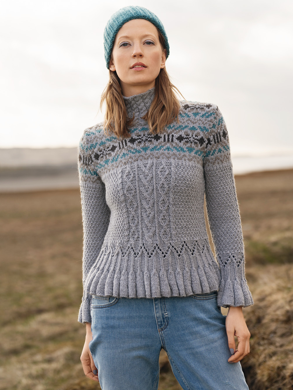 Modellansicht Bild 1: Pulli mit Rippenblenden und Mütze