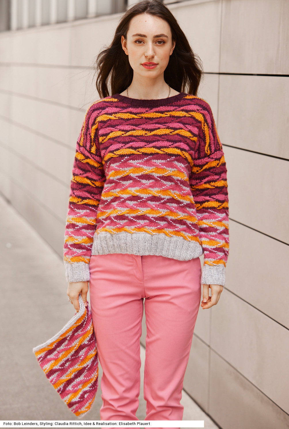 Modellansicht Bild 2: Pullover und Loop mit Hebemaschenmuster in Silbergrau, Aubergine, Fuchsia, Pink und Orange