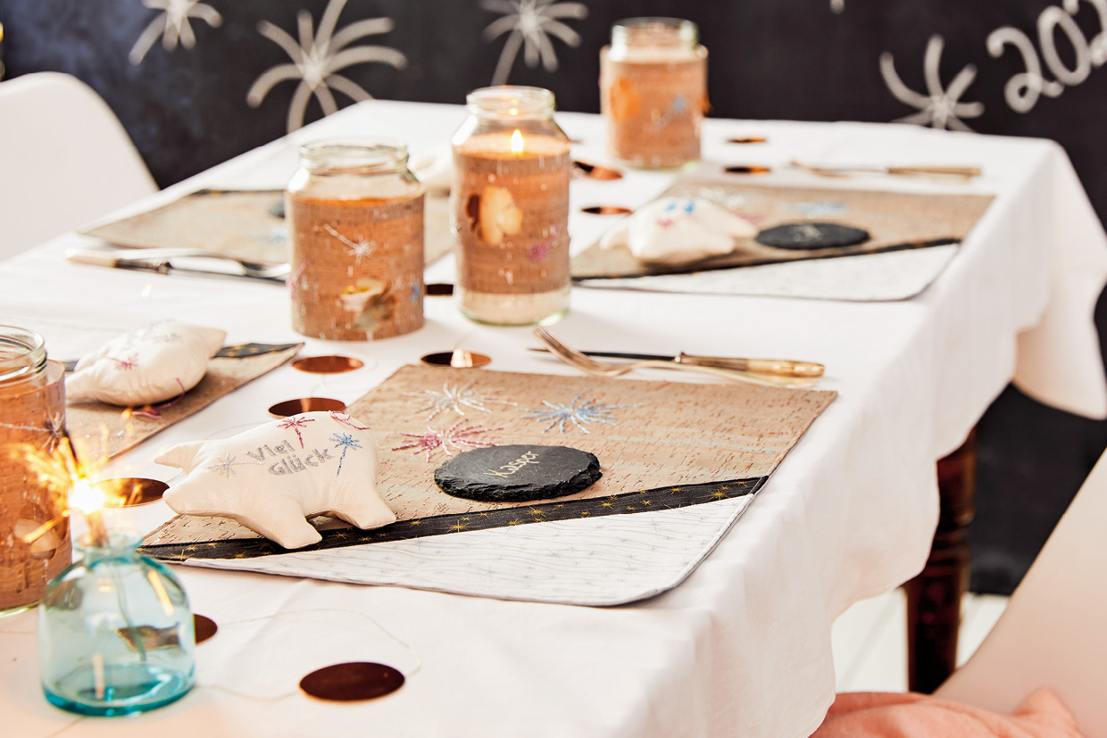 4er-Set aus Tischsets, Teelichthüllen und Glücksschweinchen aus Stoff in Grau-Silber Modellansicht Bild 1: 4er-Set aus Tischsets, Teelichthüllen und Glücksschweinchen aus Stoff in Grau-Silber