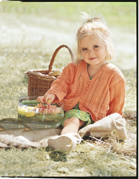 Modische, handgemachte Strickjacke in warmem Orange, lockeres Muster für luftigen Sommerlook.
