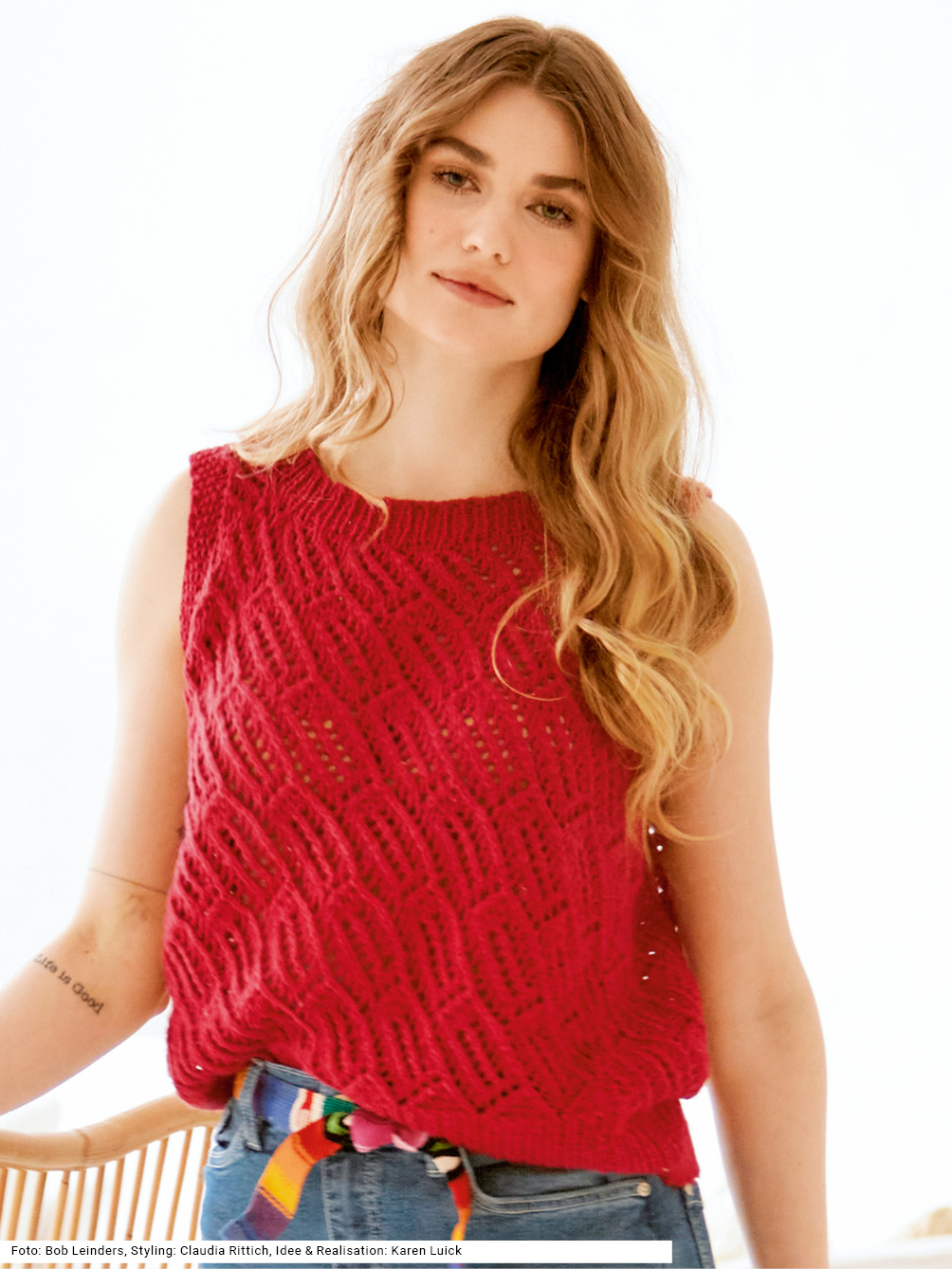 Modellansicht Bild 1: Pullunder/Top mit Ajourmuster in Rot