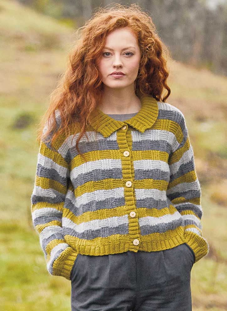 Modischer Cardigan, gestreift in Senfgelb und Grau mit Holzakzenten. Grob gestrickt, handgemacht, DIY-Look.