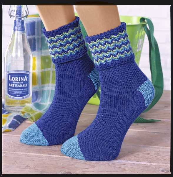 Blaue Socken mit gestricktem Schaftmuster in Grün-Blau. DIY, modisch, handgemacht.