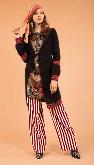 Farbenfrohes Bandana, langer schwarzer Mantel, florales Kleid, gestreifte Hose, stilvoll, handgemacht.