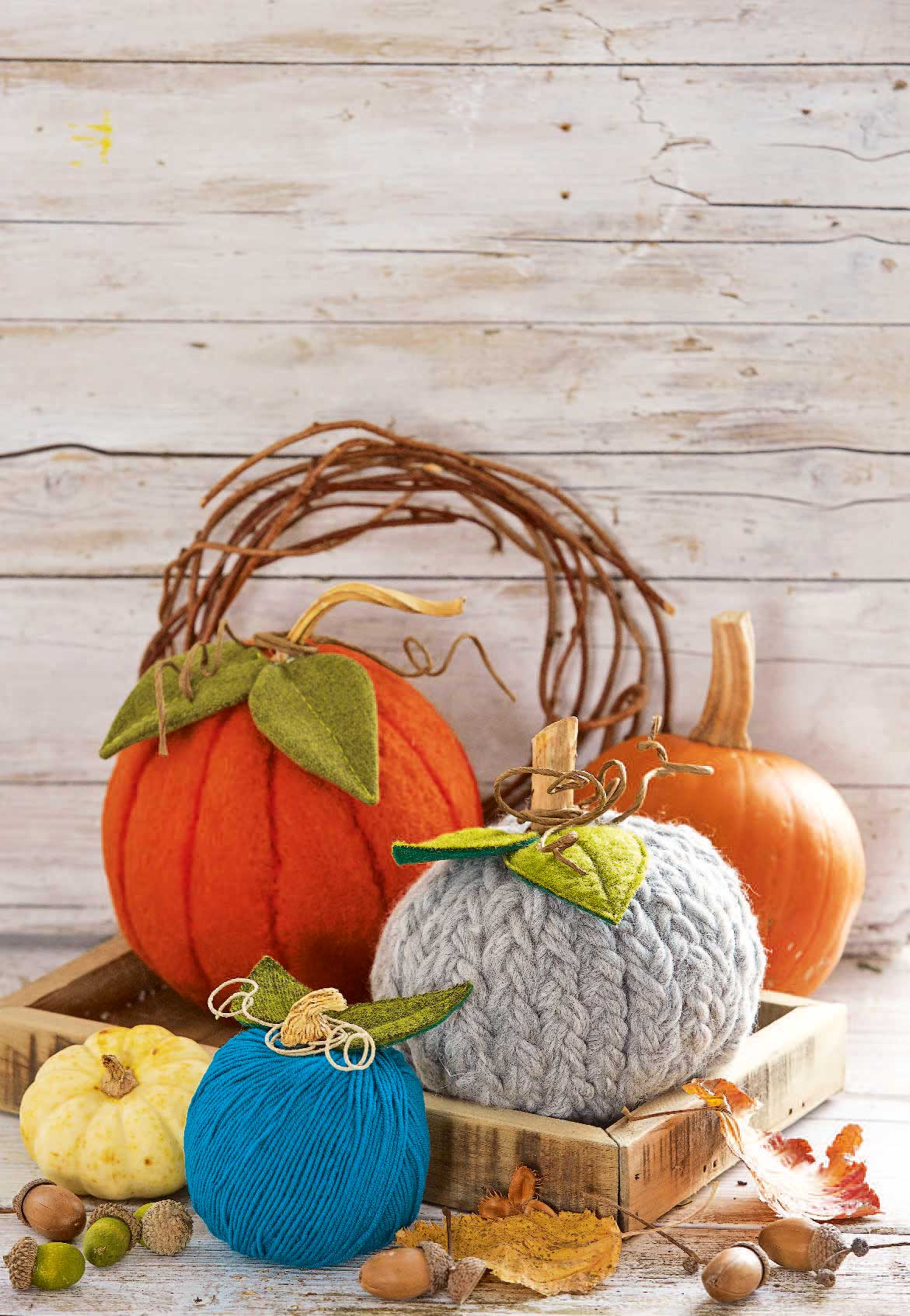 Modische DIY-Kürbisse in Filz und Strick mit grünen Filzblättern; handgemacht, einzigartig, herbstlich.