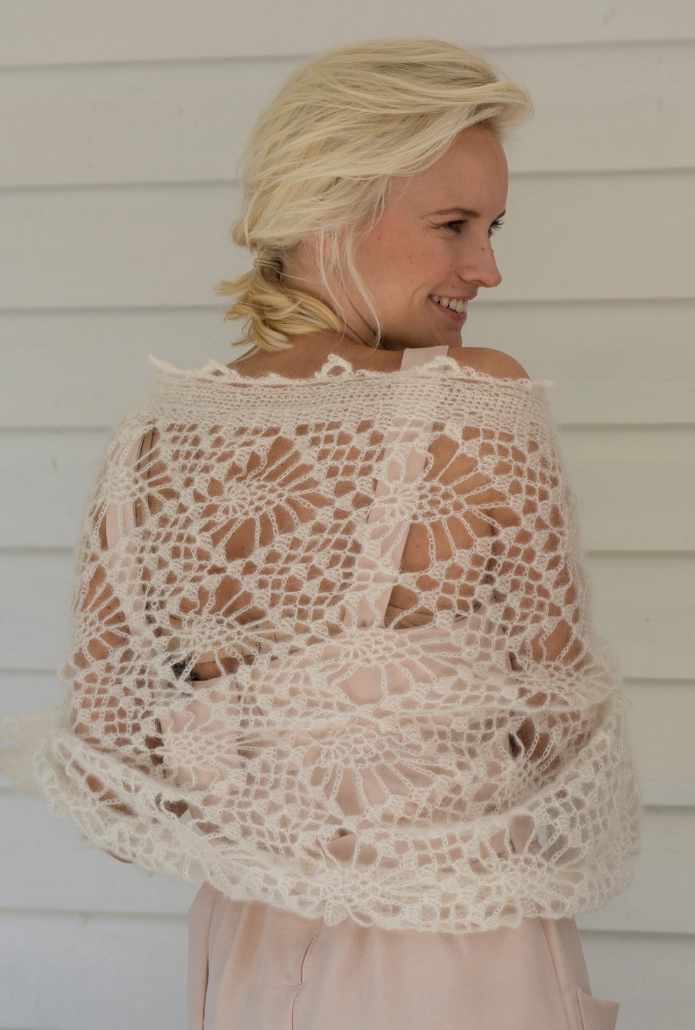 Modellansicht Bild 3: Federleichte Stola im großflächigen Häkel-Ajourmuster