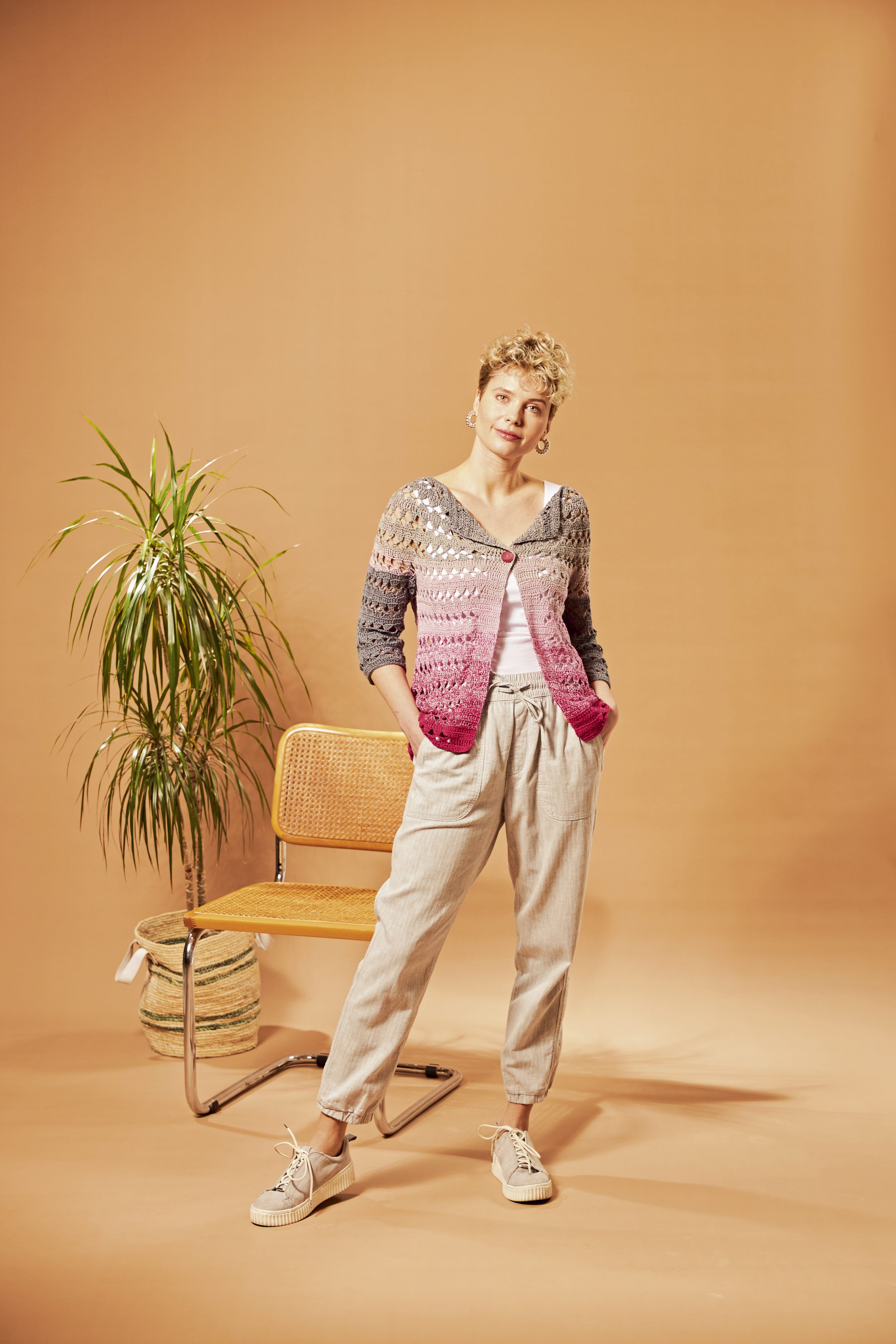 Bunter, gehäkelter Cardigan in Ombre mit grauer Hose. Modisch, handgemacht, DIY-Effekt.