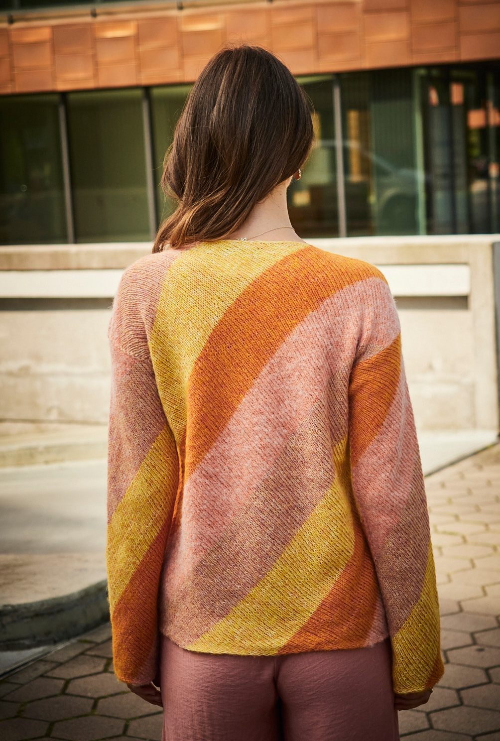 Modellansicht Bild 5: Pulli mit diagonalen Streifen in Orangetönen