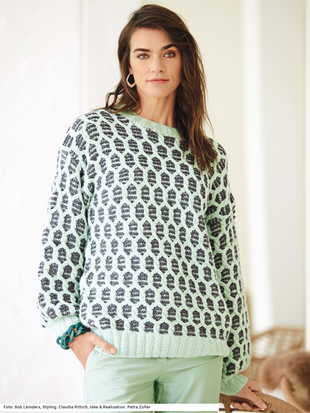 Modellansicht Bild 1: Pulli mit Zopfmuster