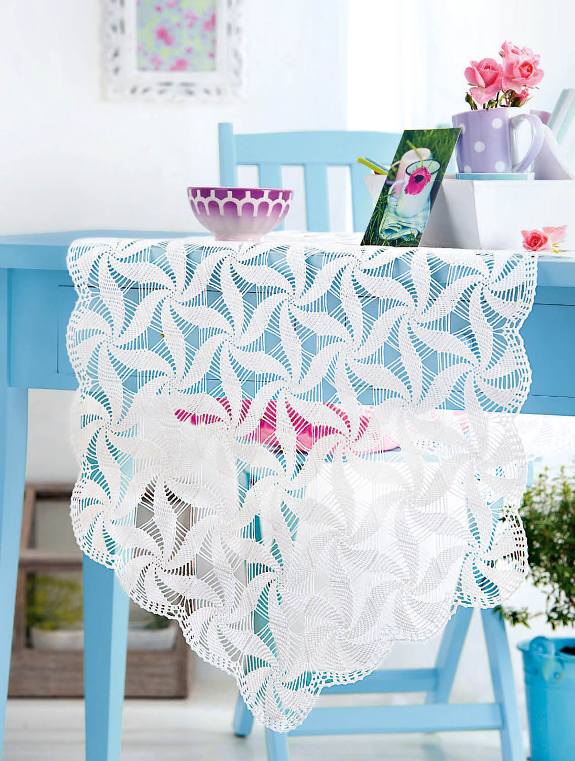 Weißes, handgemachtes Tischtuch mit spiralförmigem Muster. Luftiger DIY-Stil, perfekt für einen modischen Tisch.