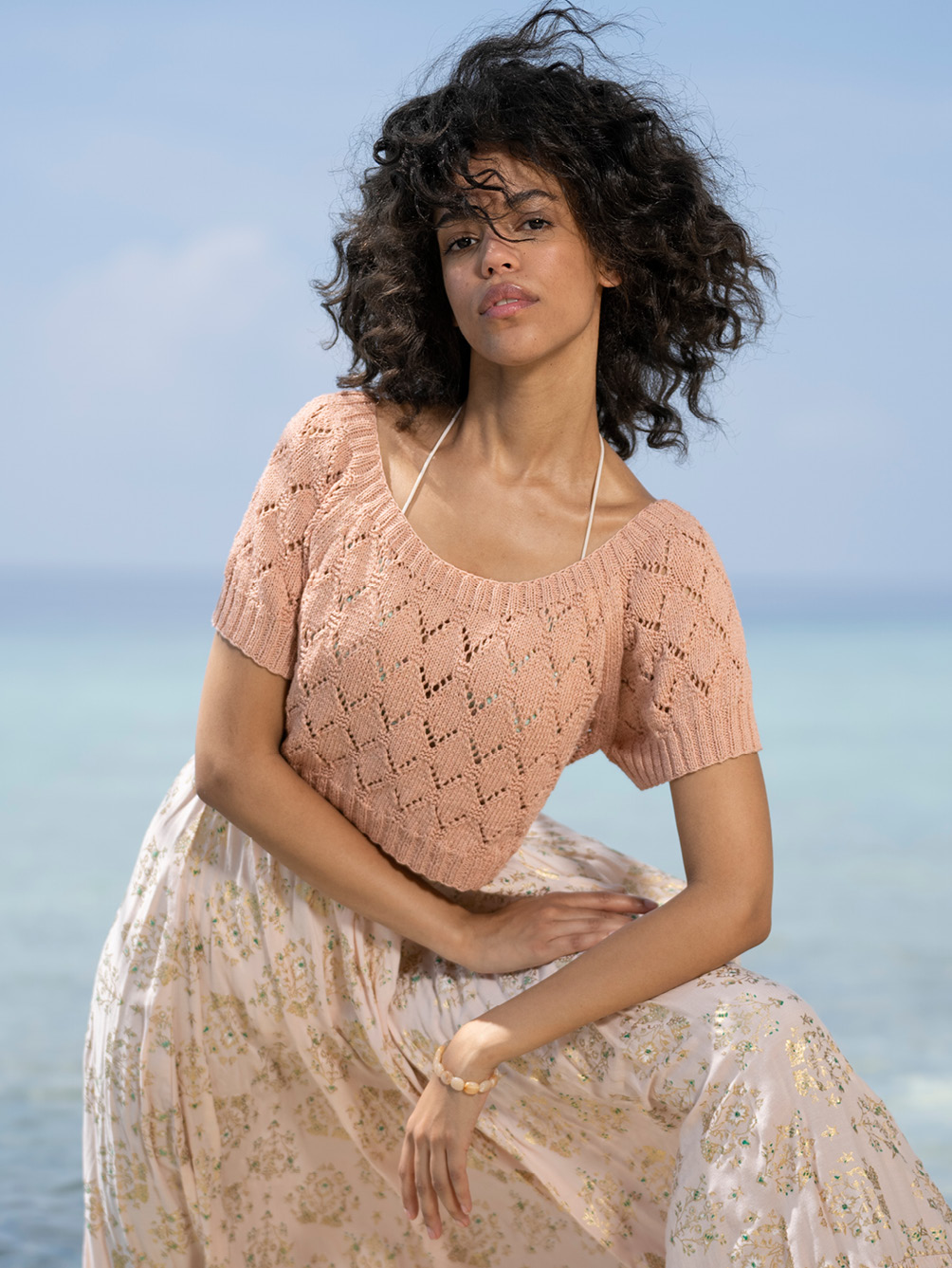 Modellansicht Bild 1: Crop-Shirt im Rauten-Lochmuster