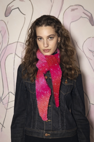 Warmer selbstgemachter Schal in Pink-Rot-Tönen, kombiniert mit dunkelblauer Jeansjacke. Modisch und individuell.