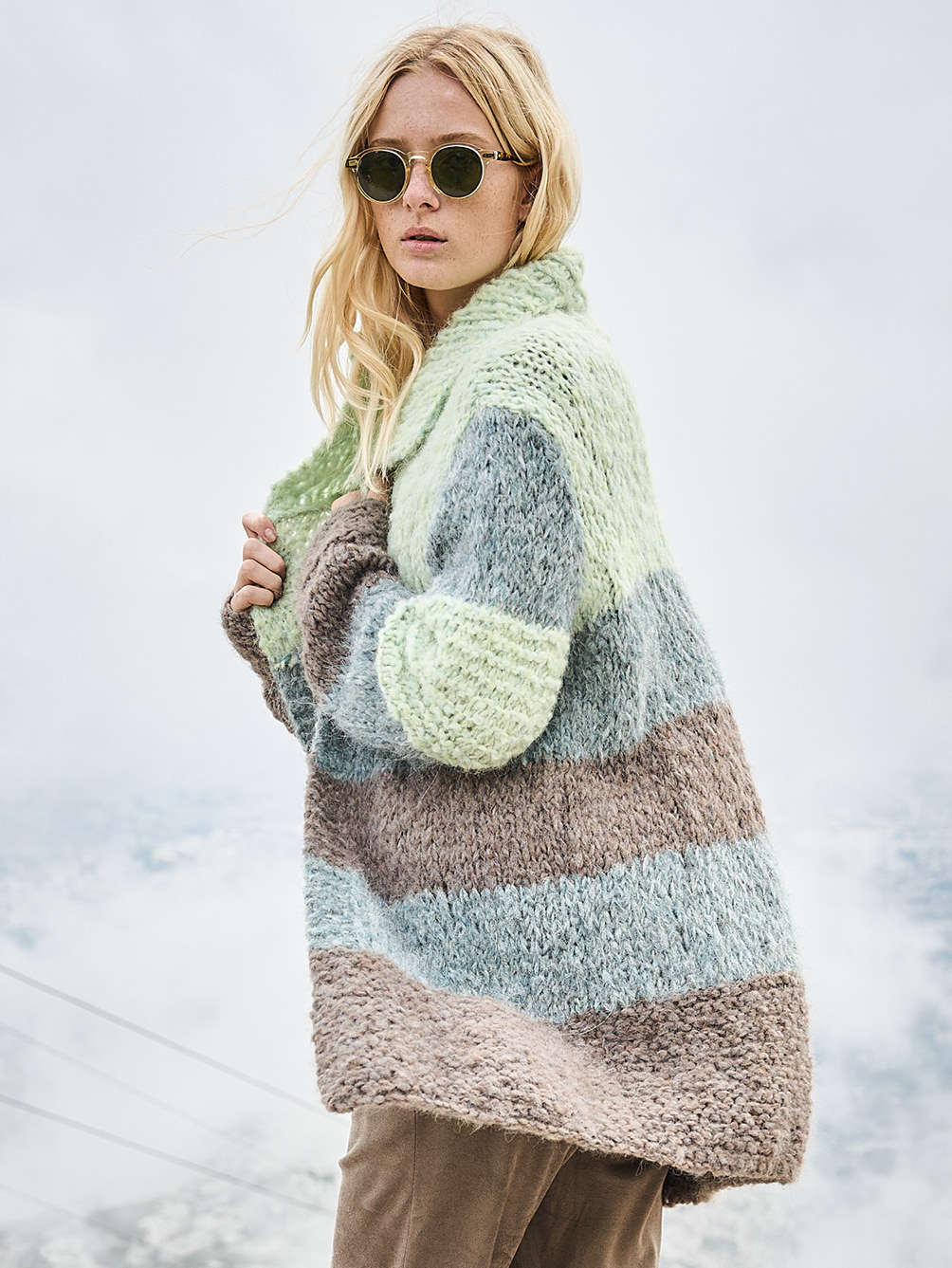 Modellansicht Bild 1: Gestreifte Jacke in Felloptik