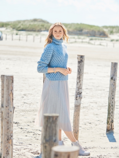 Himmelblauer Strickpullover, grobes Muster, kombiniert mit fließendem, grauem Tüllrock. Modisch, handgemacht.