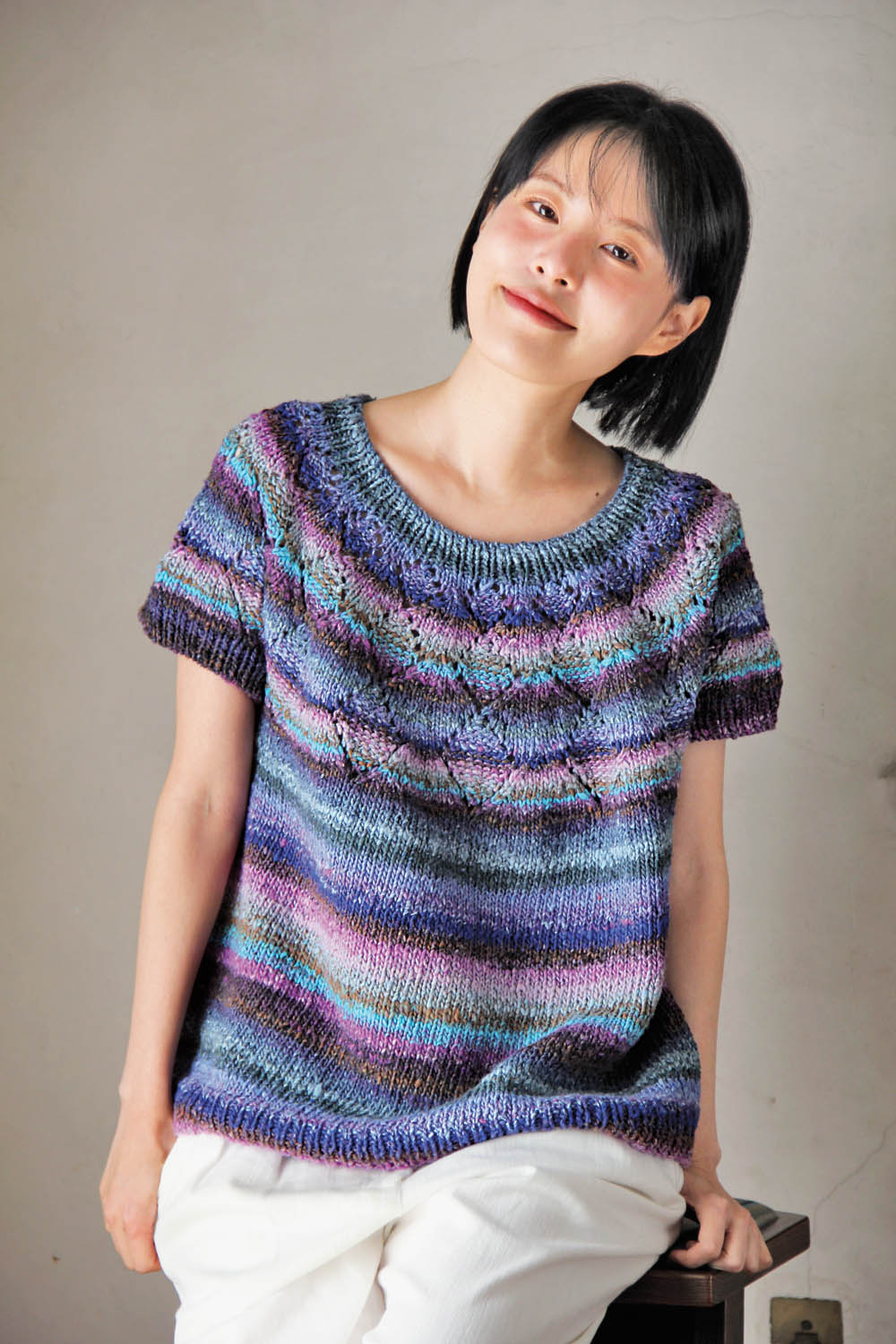 Modisches, handgemachtes Oberteil mit bunten Streifen und texturiertem Strickmuster.