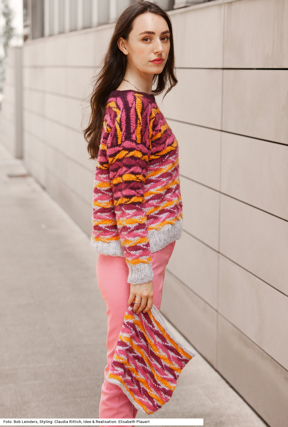 Modellansicht Bild 4: Pullover und Loop mit Hebemaschenmuster in Silbergrau, Aubergine, Fuchsia, Pink und Orange