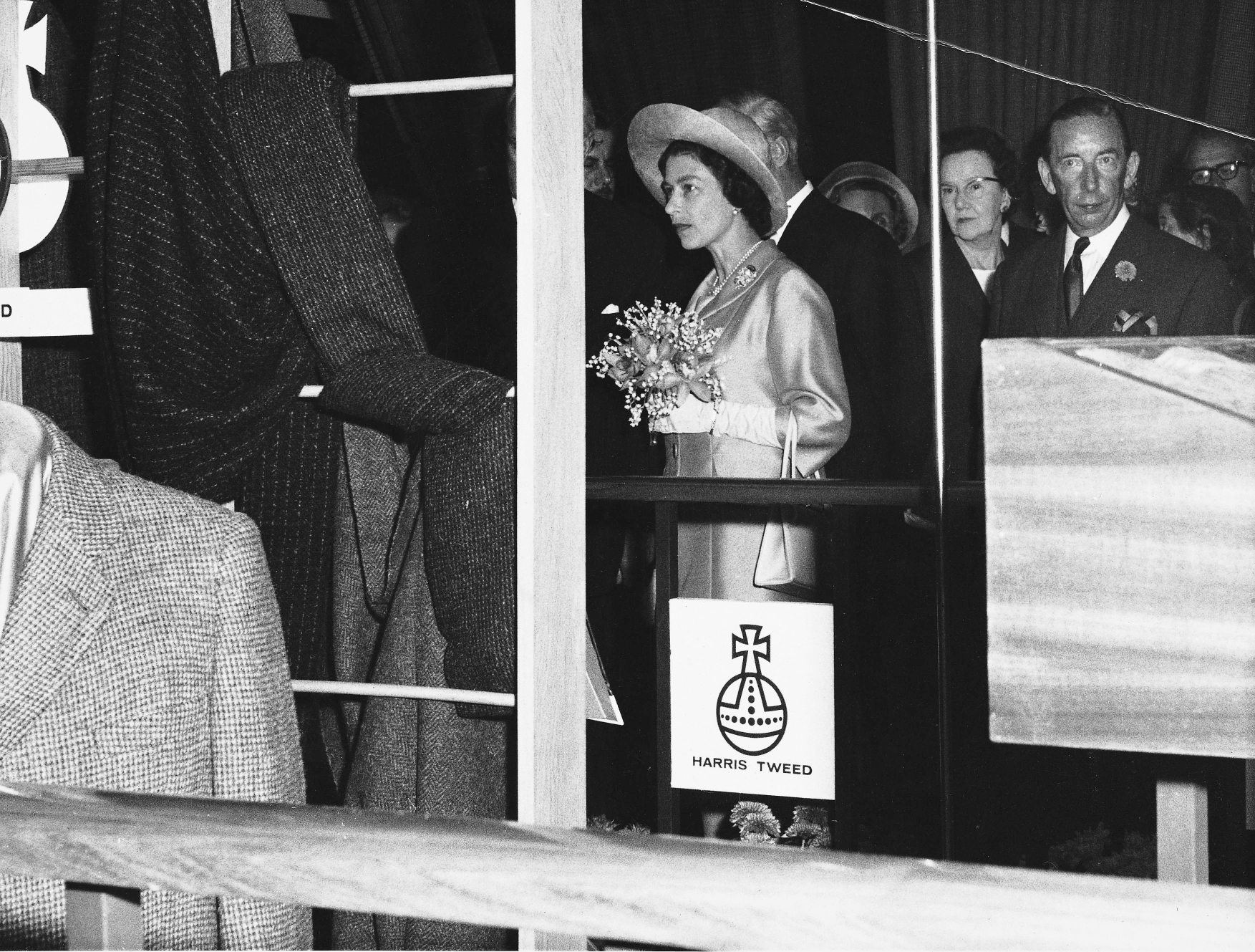 Schlichter Mantel mit dezenter Musterung, kombiniert mit passendem Hut. Modisch, zeitlos, klassisch.