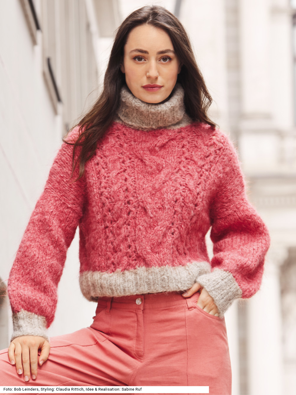 Modellansicht Bild 1: Pullover mit Rollkragen mit Ajourmusterzopf in Rot und Beige