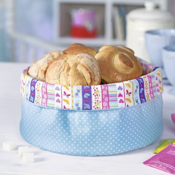 Bunt gemusterter Brotkorb, pastellblau mit Punkten, einzigartiges DIY-Design. Ideal für kreative Tischdeko.
