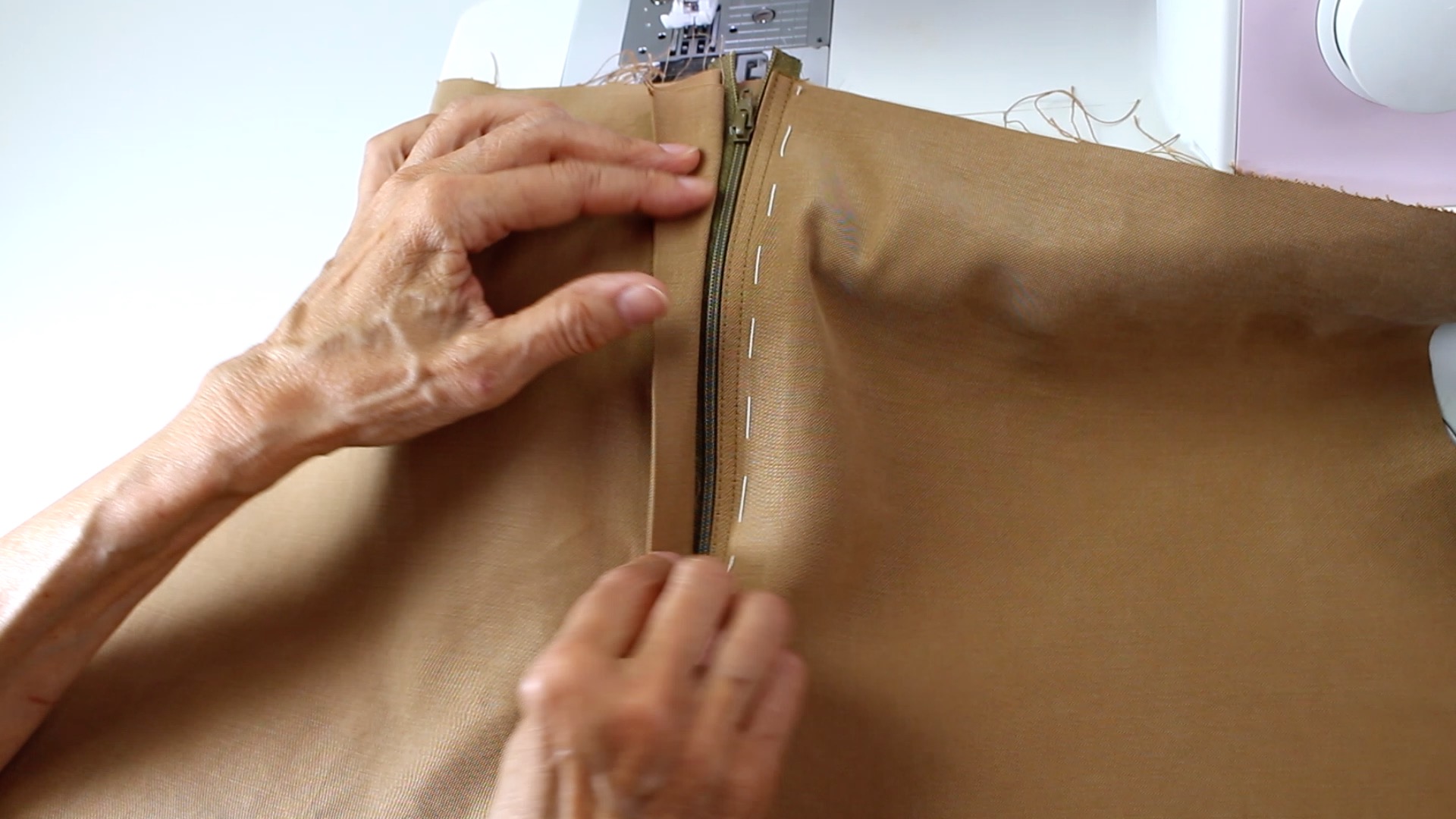 Karamellfarbener Stoff, klassischer Schnitt, mit handgearbeitetem Reißverschluss; modisch und selbstgemacht.
