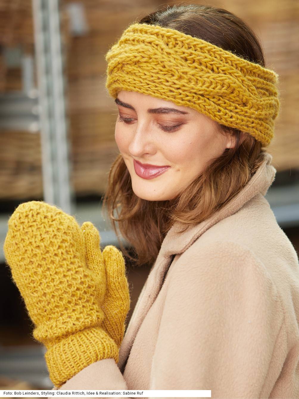 Gelbe, handgestrickte Stirnband & Fäustlinge; weiches, grobes Muster; DIY, stilvoll, herbstlich.