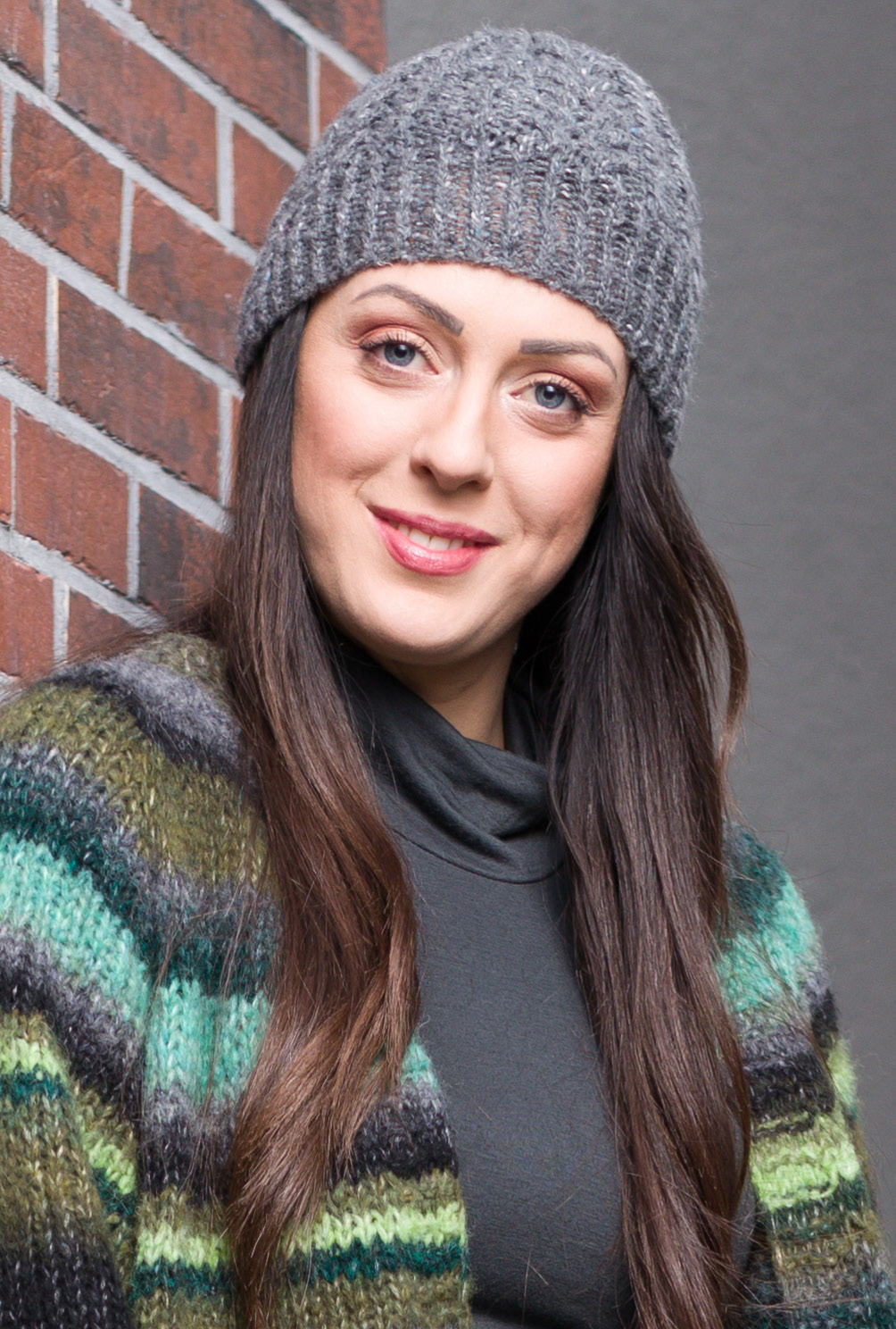 Modellansicht Bild 3: Bimori - Graue Mütze mit Zopfmuster