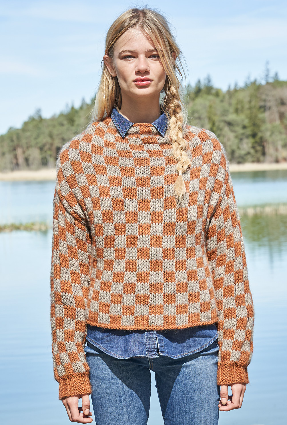 Modellansicht Bild 4: Pulli im Schachbrettmuster und raffiniertem Schnitt