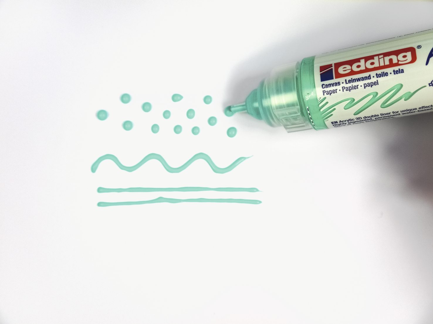 Pfefferminzgrüner Edding auf weißem Papier; Kreise, Wellen, Linien. DIY, handgemacht, kreativ.