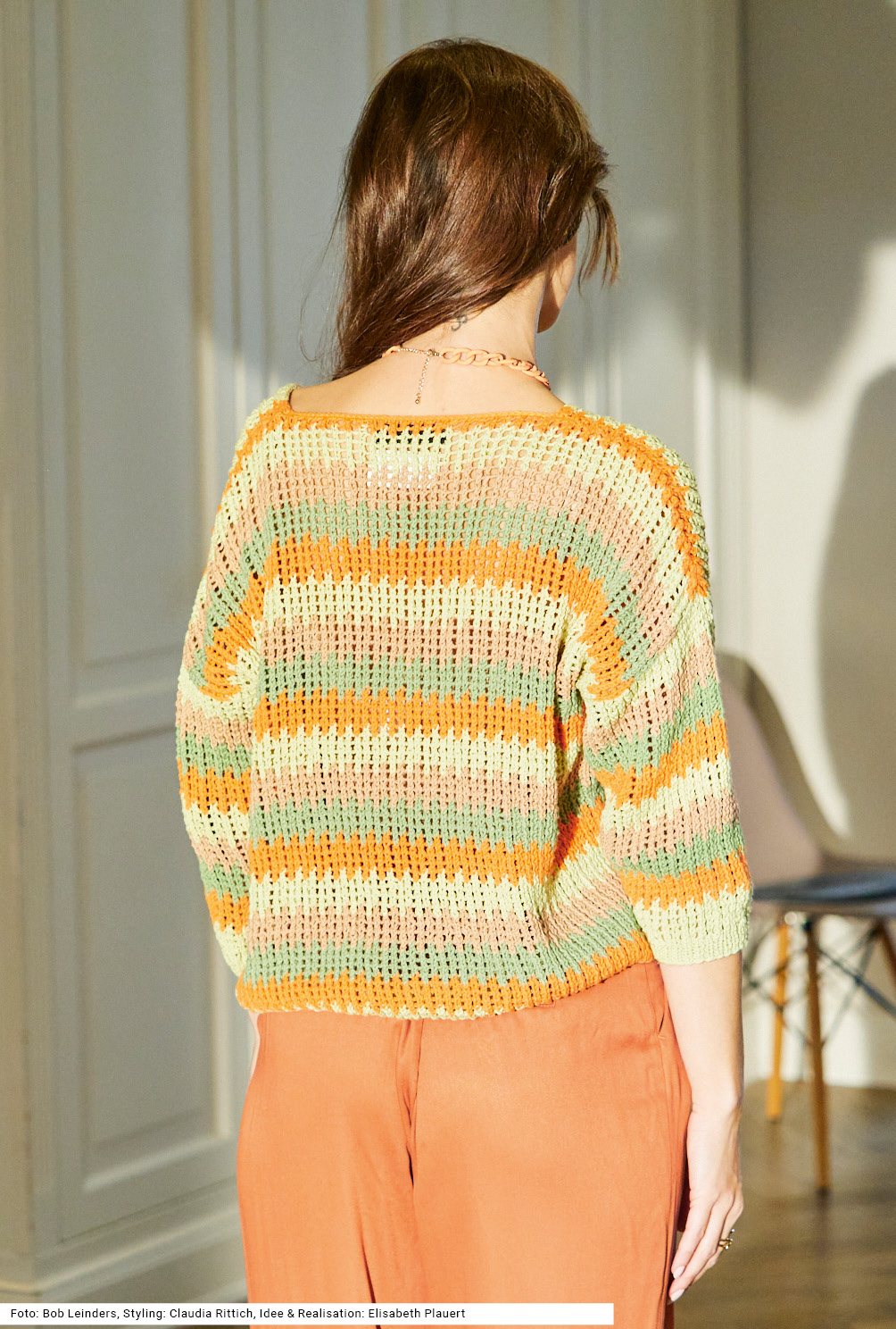 Modellansicht Bild 5: Streifenpulli mit Ajourmuster in Grün, Orange und Camel