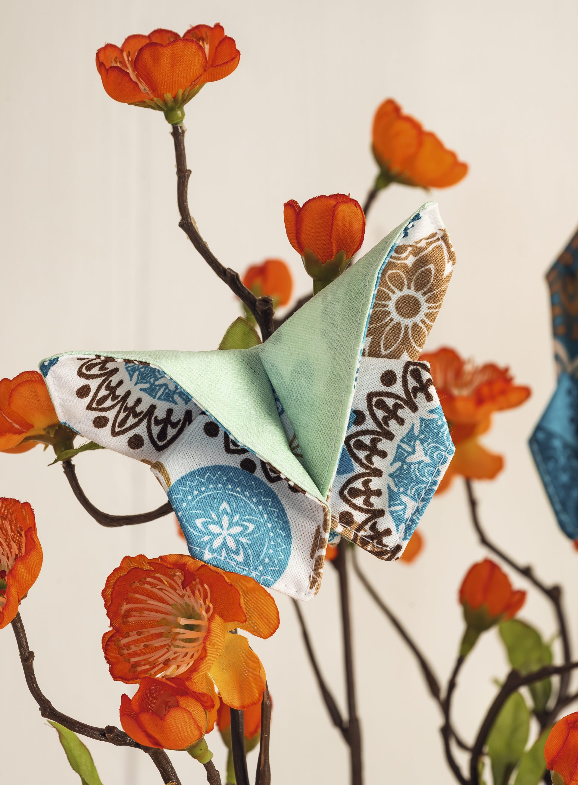 Bunter DIY-Stoffschmetterling, Patchwork-Muster, türkises Vlies, handgemacht, modischer Akzent.