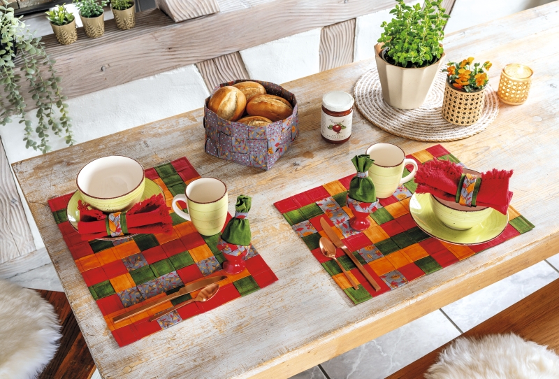 Farbenfrohe, gemusterte Platzsets aus Stoff; handgemachte Details, modisches DIY-Flair, warme Töne.
