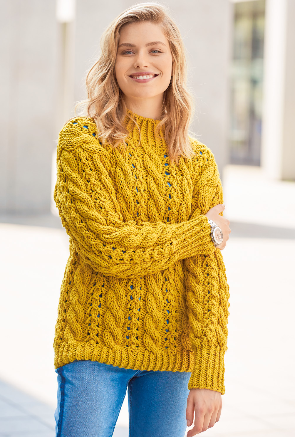 Modellansicht Bild 2: Senfgelber Pulli im Zopf-Ajourmuster