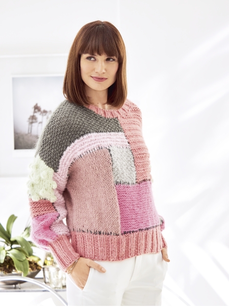 Modischer Pullover in Rosa- und Grautönen, handgemacht, Patchwork-Muster, grob gestrickt, gemütlicher Schnitt.