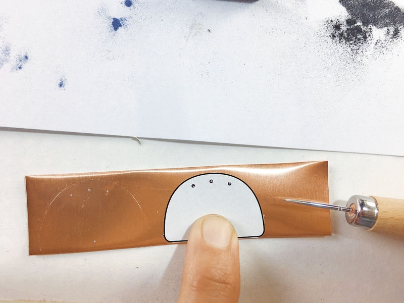 Selbstgemachte Kupferplatte mit Zeichnung und Werkzeug. Schlicht, kreativ, DIY, handgefertigt.