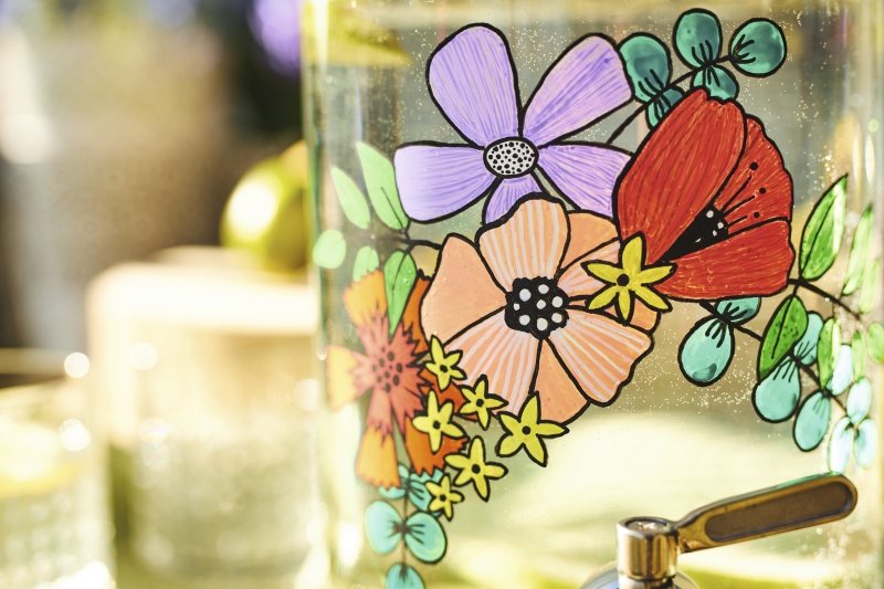 Handbemalte florale Muster in lebhaften Farben auf einem Glas. DIY-Chic.