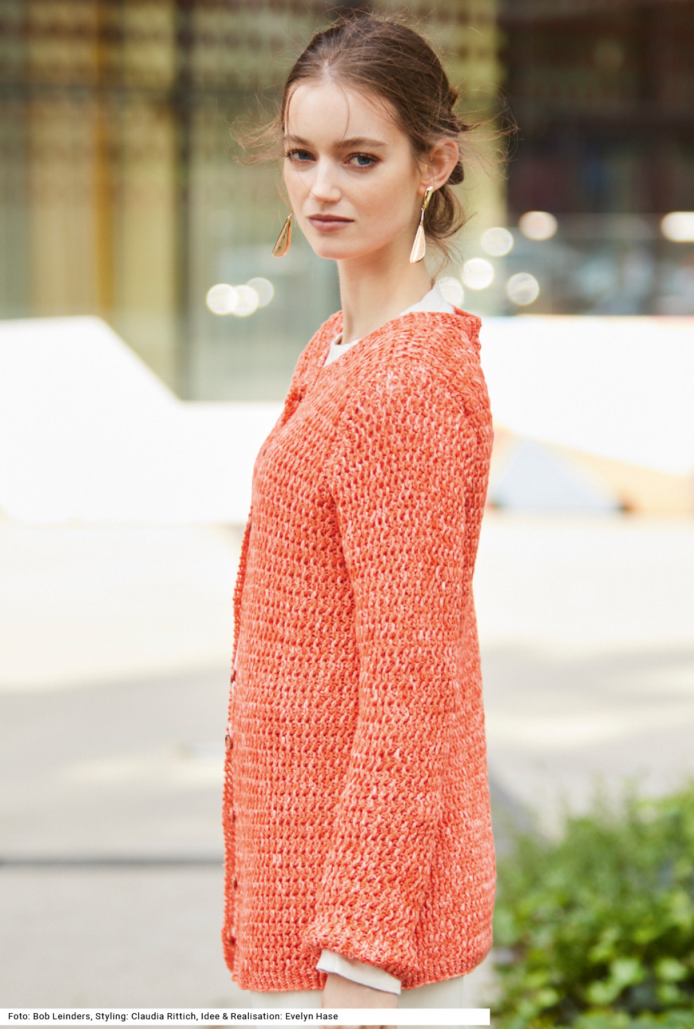 Modellansicht Bild 3: Jacke mit Strukturmuster in Korallenrot