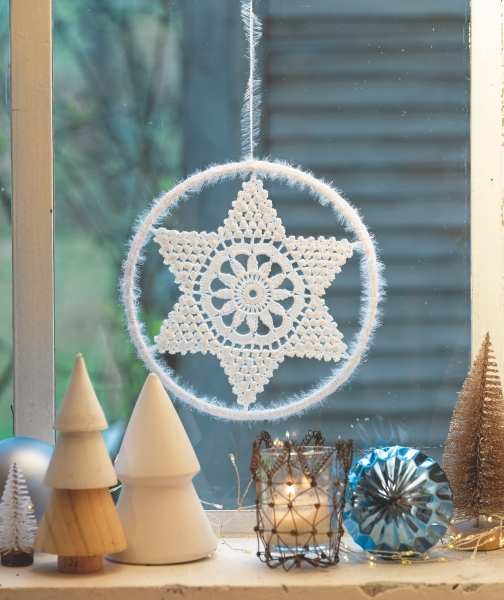 Weißer handgemachter Spitzenstern im Ring, filigran, kunstvoll, diy: dekorativer Hängeschmuck.