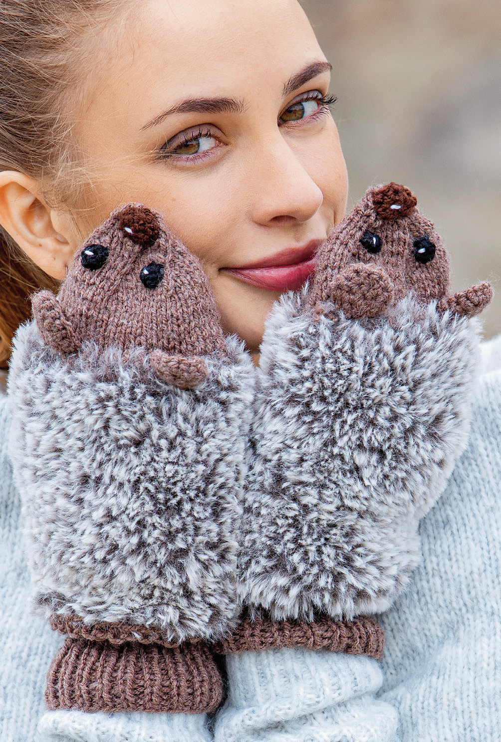 Modellansicht Bild 4: Gestrickte braune Fäustlinge in Felloptik im Igellook