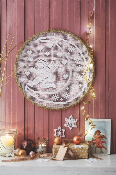 Kunstvoll gefertigtes Spitzenmotiv mit Engel und Mond, umrandet mit Goldfäden. DIY, detailreich und elegant.