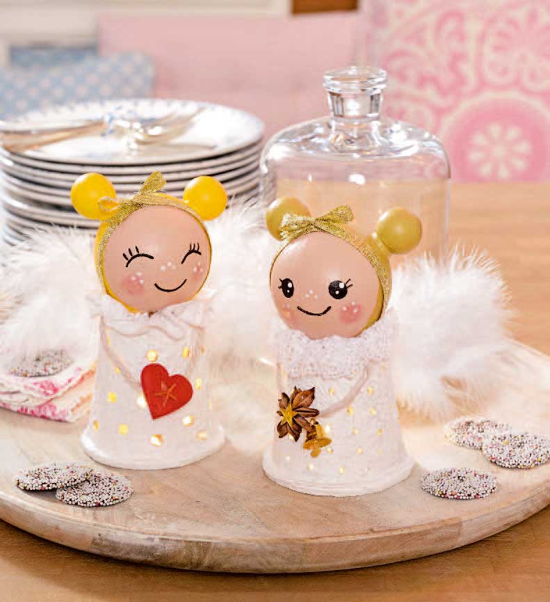 Handgemachte Engel mit weißen Spitzenkleidern, goldenen Details und flauschigen Flügeln. Niedliche, schmückende Akzente.