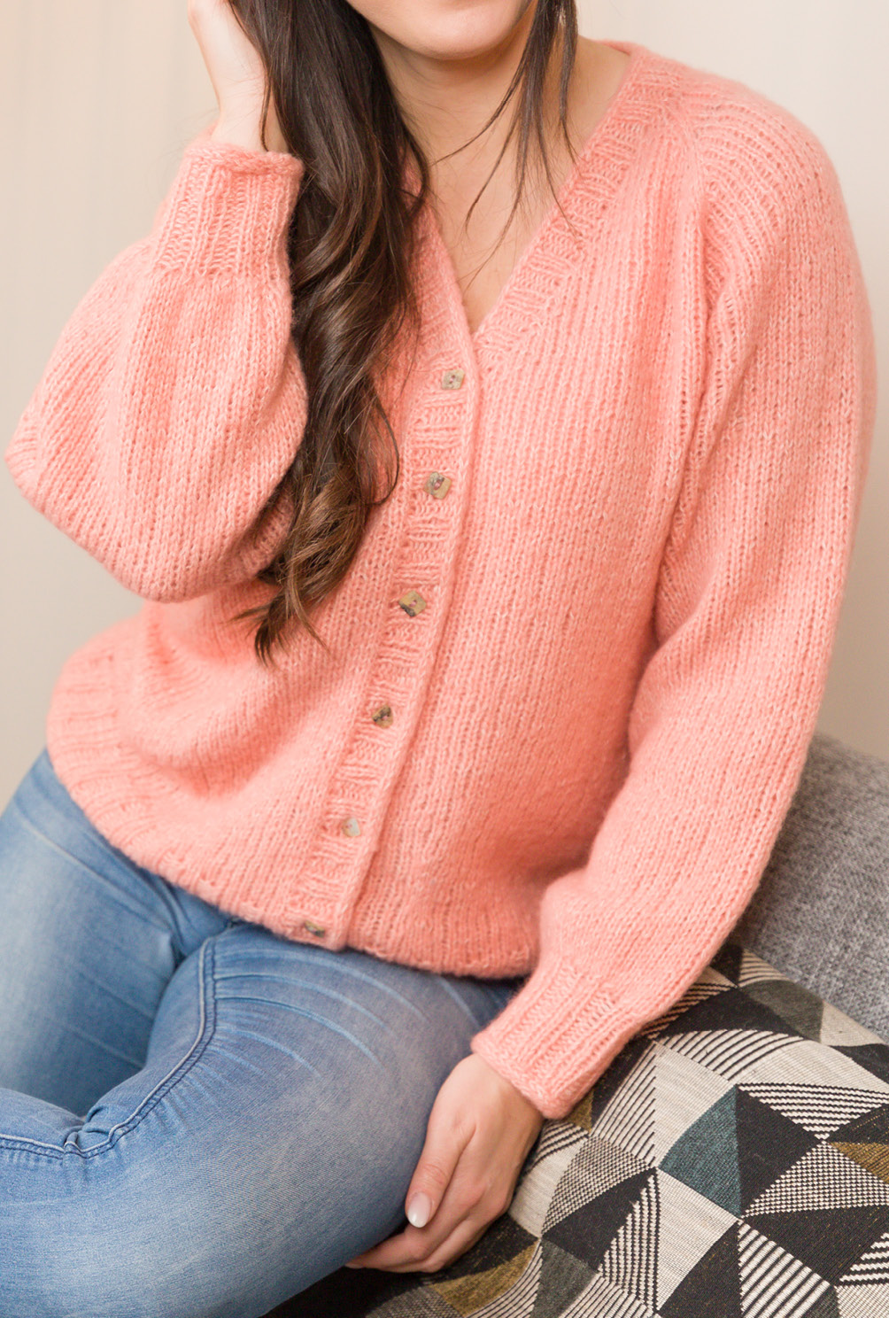 Modellansicht Bild 4: Amaya - Von oben nach unten gestrickter Cardigan in Melone