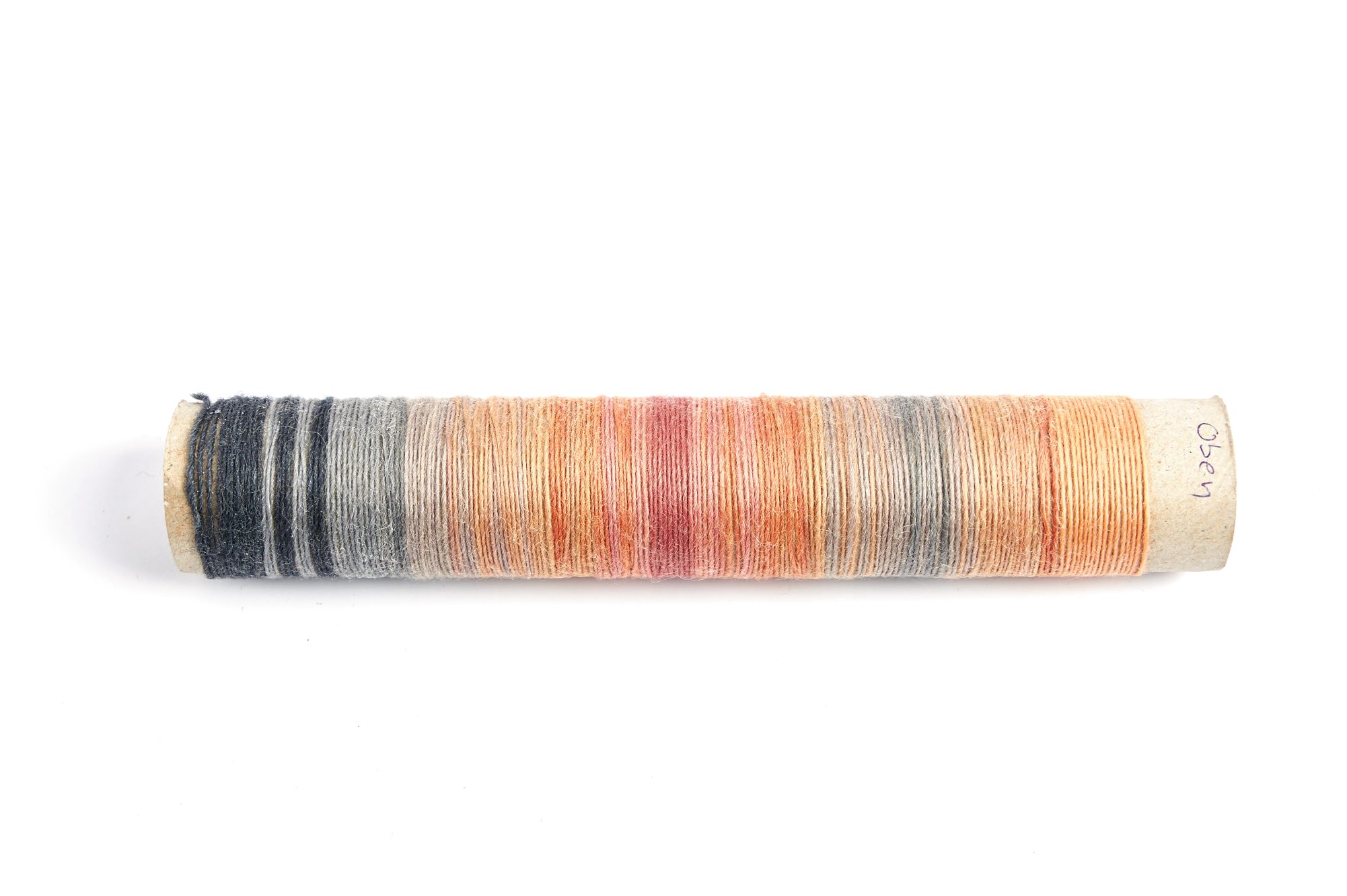 Modisches Garn mit sanftem Farbverlauf: Grau, Orange, Rosa. Perfekt fĂŒr DIY und Handarbeit.