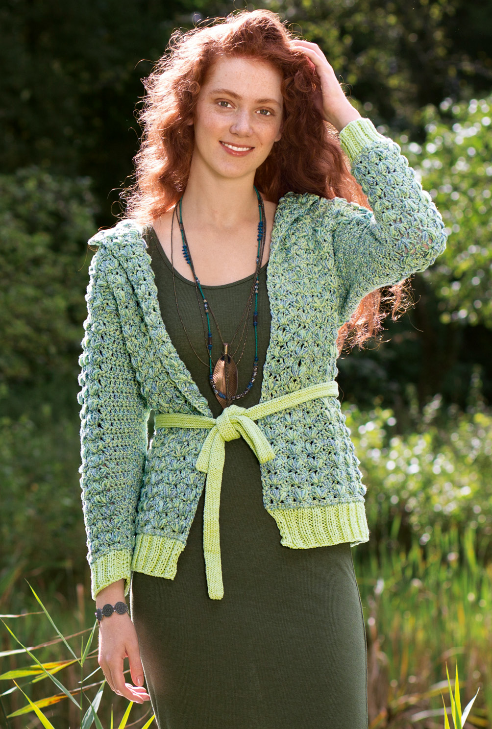 Verschlusslose Häkeljacke mit Büschelmaschen, gestrickten Bündchen und Gürtel